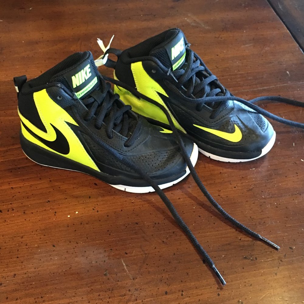 NIke Team Hustle D9 Boys Shoes Boys Size 11